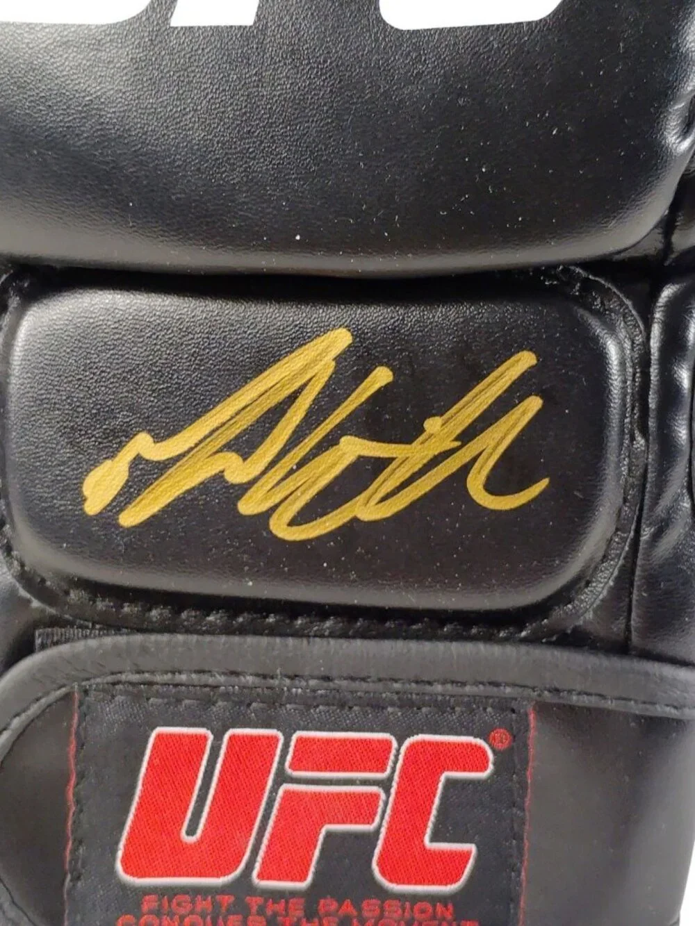 Robert Whittaker Signed UFC MMA Glove Exact Photo Proof COA Autograph Collection